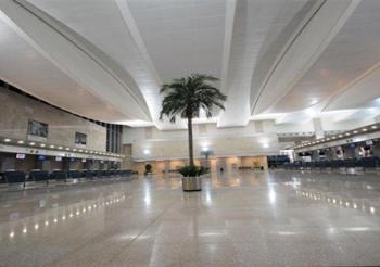 مطار القاهرة يصرف موظفيه مبكرا خوفا من الإشتباكات