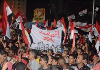 بالفيديو أسرة مصرية من مسلمي ومسيحى مصر تحتفل معا فى الميدان بتورتة