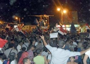 العاملين ببعض المصالح الحكومية بالسويس يوزعون الحلوى فرحا بسقوط النظام