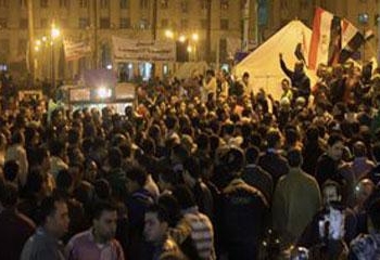 المتظاهرون يحتفلون مع القوي السياسية والثورية في سيدي جابر