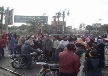 المئات من مؤيدي مرسي يقطعون السكك الحديدية والزراعي بالمنيا
