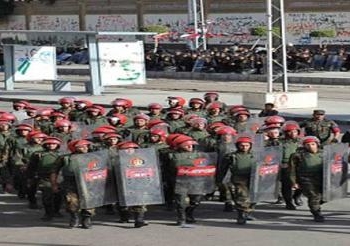 كر وفر حول الحرس الجمهوري.. ومتظاهرون يحملون جثة شخص
