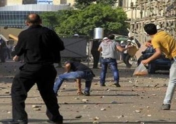 أمام مقر محافظة الجيزة ..اشتباكات بين مويدى  مرسي والأمن