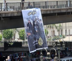 نشطاء وحركات ثورية يشنون حملة على قناة الجزيرة