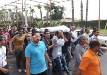 وقفة تأبين للشهيد الملقي من أعلي عقار سيدي جابر من أمام منزله