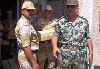 الجيش الثالث يوزع كرتونه ترفية على المواطنين بالسويس بمناسبة شهر رمضان