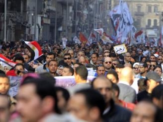 معارضون للرئيس يحطمون جمعية أهلية يديرها الإخوان بكفرالشيخ