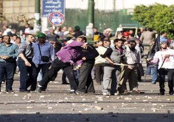 بسبب القاءهم الحجارة ..القوات المسحلة تطلق الغاز على انصار المعزول