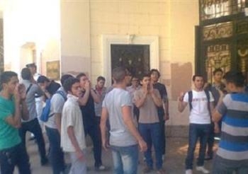 احتجاجية أمام تعليم السويس للراسبين فى الثانوية العامة