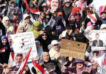 تجمع من نساء الإخوان أمام مسجد النور بالعباسية