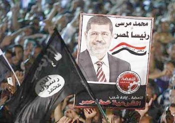 عاجل :أنصار المعزول يحاصرون مبني التليفزيون بالمنيا