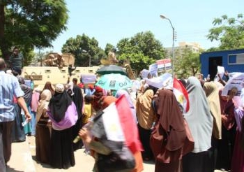 مدرعات الجيش تؤمن مجمع محاكم بني سويف أثناء مسيرة أنصار المعزول