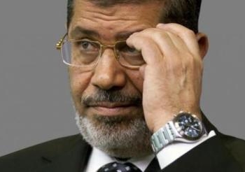 صدور امر بحبس مرسى 15 يوم على ذمة التحقيق بتهمة التخابر مع حماس