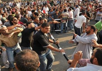 اشتباكات بين مؤيدى الرئيس المعزول و أهالى شبرا