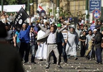 مؤيدي المعزول يستخدمون الصواعق الكهربائية ضد المتطاهرين