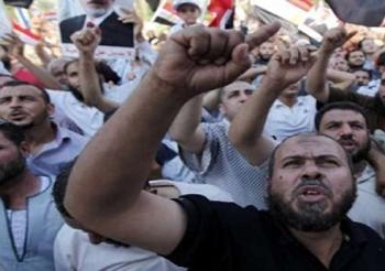 مؤيدو المعزول يغادرون كوبرى أكتوبر عقب مناوشات مع الأهالى