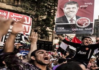 أنصار مرسي يقطعون الطريق أمام المنصة والأمن يواجهم