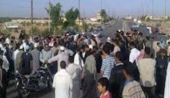 قطع طريق كفرالشيخ بلطيم  بسبب رفع اجرة ركوب السيارات
