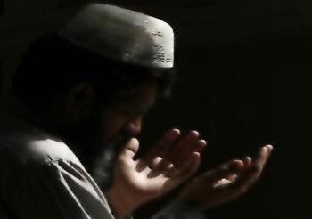بلاغ ضد 4 مواطنين من أنصار المعزول لدعائهم علي “السيسي”