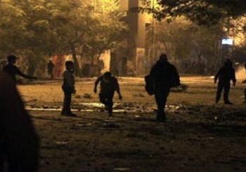 لمنعهم من الاعتصام بالمنطقة أهالي الألف مسكن يشتبكون مع أنصار المعزول