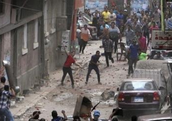 بسبب الخلاف علي تغيير محطة تليفزيونية: مصادمات طائفية