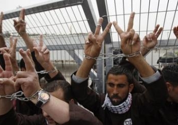 الإذاعة الإسرائيلية:الإفراج عن 26 أسيرا فلسطينيا خلال 10 أيام