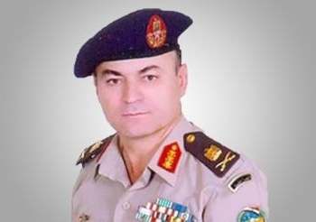قائد الجيش الثالث يضع إكليل  على النصب التذكاري للجندي المجهول