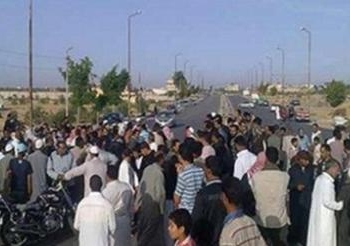 أنصار المعزول يقطعون الطريق فى السويس و الاهالى تشتبك معهم
