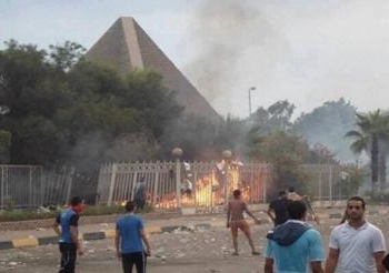 تبث شاشة التليفزيون المصري لقطات حية لمواجهات وإشتباكات عنيفة بين الاخ