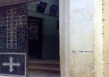 مبنى الخدمات بمطرانية ديرمواس يحترق وهجوم على محلات الاقباط