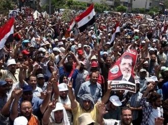 مسيرة لأنصار المعزول تغلق شارع الهرم