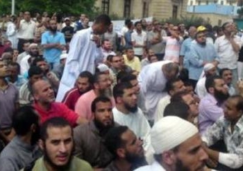 تجمع العشرات من الأخوان أمام القائدابراهيم