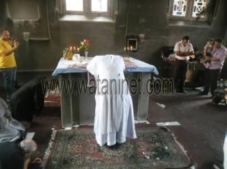 بالصور أقباط السويس يصلون في كنيسة الراعي بعد قيام الإخوان بحرقها