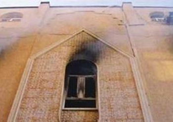مسجد قرية قمبش يطالب المسلمين بالمشاركة في إطفاء حريق بكنيسة القرية