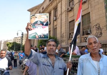 بالصور وقفة احتجاجية أمام دار القضاء لرفض إخلاء سبيل مبارك