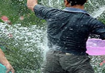 بسكب المياة أهالي بني مزار يفرقون مسيرة لانصار المعزول..