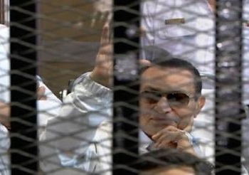 إخلاء سبيل مبارك ووضعه قيد الاقامة الجبرية … بين مؤيد ومعارض