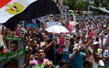 المئات بمظاهرات الإخوان  من  امام  مسجد “العزيز بالله”