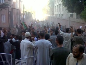 أنصار مرسي ينصبون منصة أمام نقطة شرطة دلجا المهجورة منذ اقتحامها