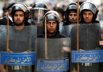 طوق امني في محيط مسجد وجد به قذائف “ار بي جي” بالمنيا