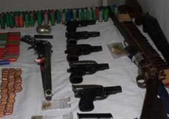 أمن المنيا يضبط 32 قطعة سلاح و 16 من المتورطين بالعنف