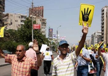 الإخوان يعتدون على مصور صحفي بالسويس