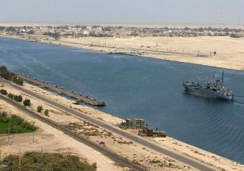 الجيش الثالث يمشط محيط المجرى الملاحي بالسويس بحثا عن أجسام غريبة