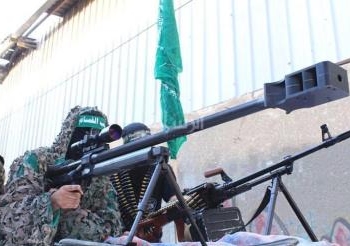 حركة “حماس” تعلن امتلاكها بندقية القنص الأقوى في العالم