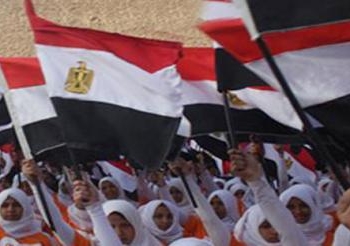 توزيع أعلام مصر على طلبة المدارس في السويس