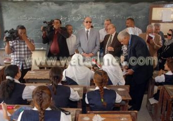 محافظ أسيوط يطمأن على انتظام الدراسة ويأمر بعدم تحصيل أى تبرعات