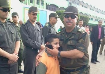 القوات المسلحة تكرم نجل الشهيد “مدحت طلعت” فى طابور الصباح