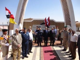 بمشاركة الكنيسة والأزهر محافظ المنيا ومدير الأمن يضعوا إكليل من الزهور