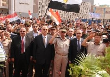 محافظ  ومدير أمن القليوبية يضعان أكليل زهور على النصب التذكاري