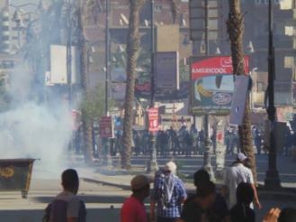 الجيش ينجح في تفريق مسيرة أنصار المعزول
